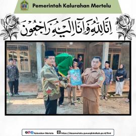 Penyerahan akta kematian almarhumah Ibu Jumiyem